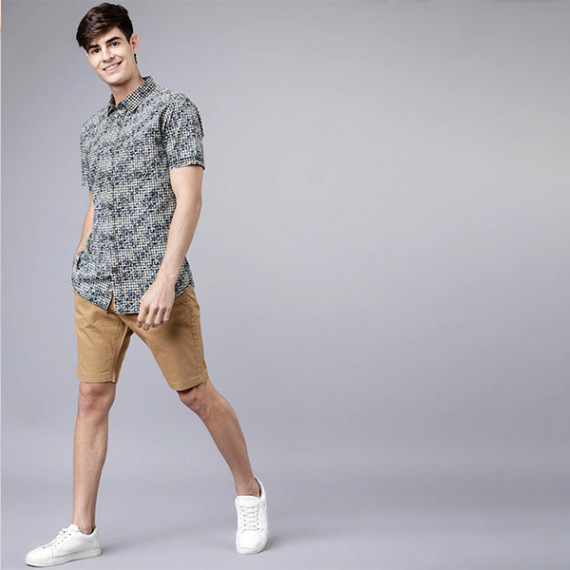 http://13.204.215.80/products/men-khaki-solid-slim-fit-regular-shorts