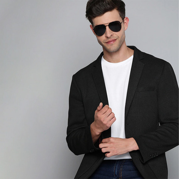 http://13.204.215.80/products/men-black-textured-regular-fit-single-breasted-blazer