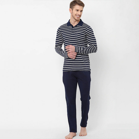 http://13.204.215.80/products/men-navy-blue-white-printed-night-suit