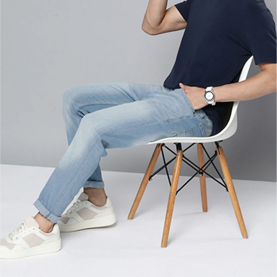 http://13.204.215.80/products/men-blue-slim-tapered-fit-light-fade-stretchable-jeans