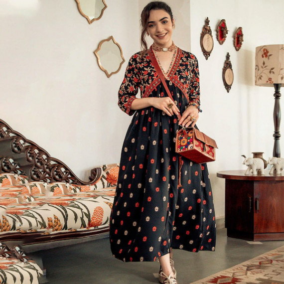 http://13.204.215.80/products/black-orange-ethnic-motifs-printed-maxi-dress
